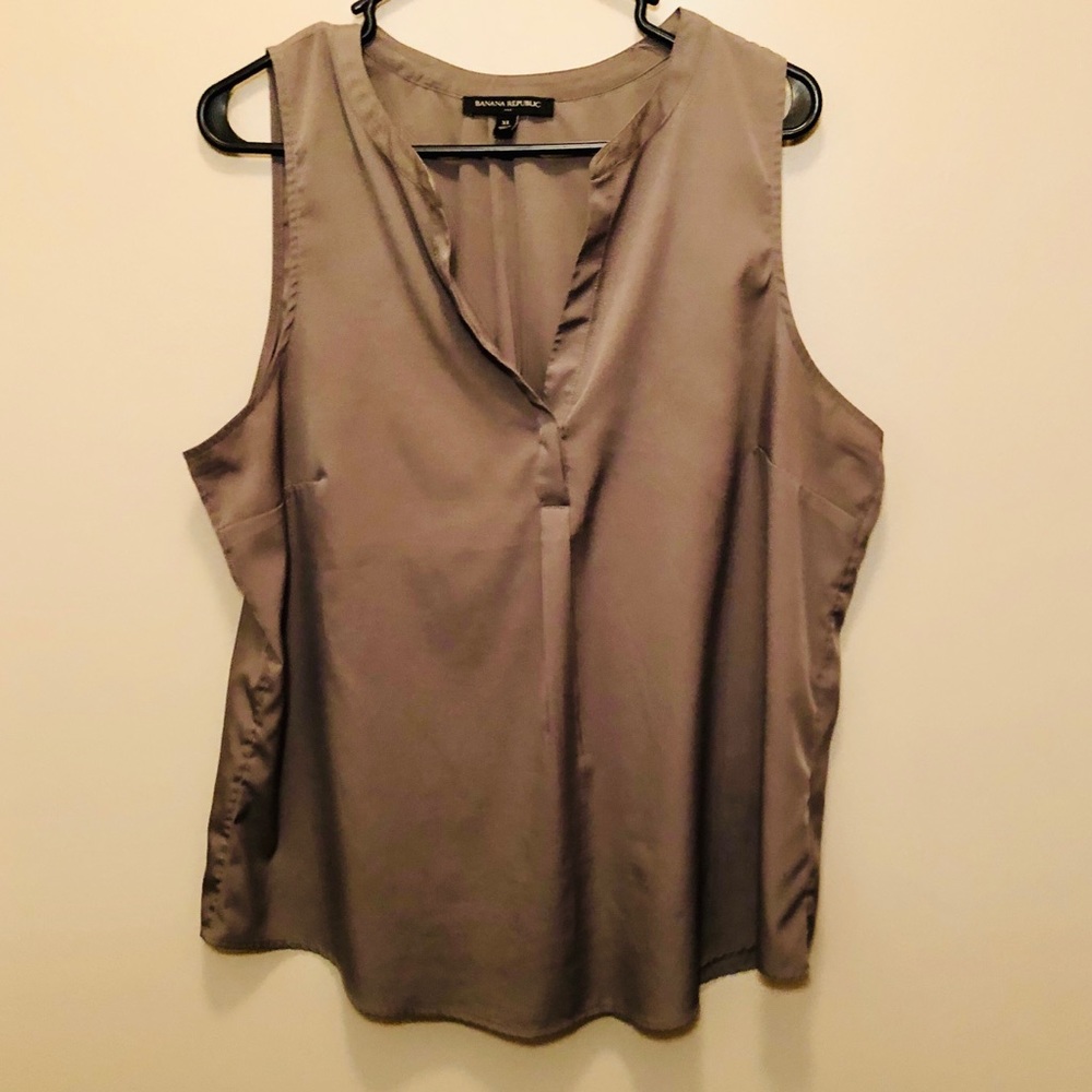 Banana Republic Factory Grey V-Neck Shell Tank